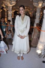 Nargis Fakhri at Andheri ka Raja in Mumbai on 28th Sept 2012 (66).JPG